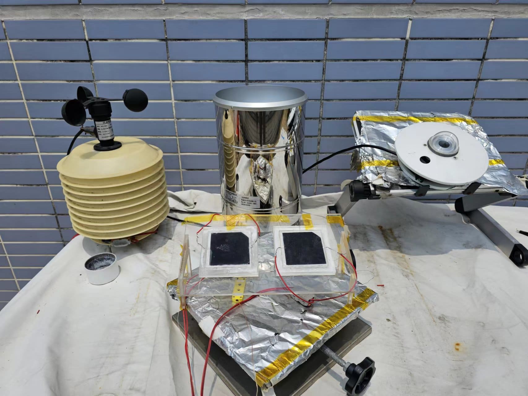 吸收式光伏降温与取水技术